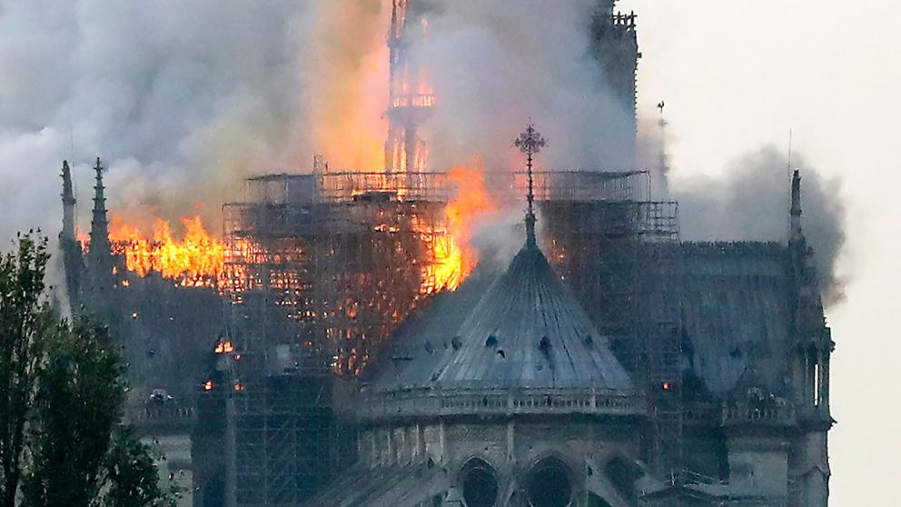 Notre Dame resuena campana para conmemorar un año del fatídico incendio