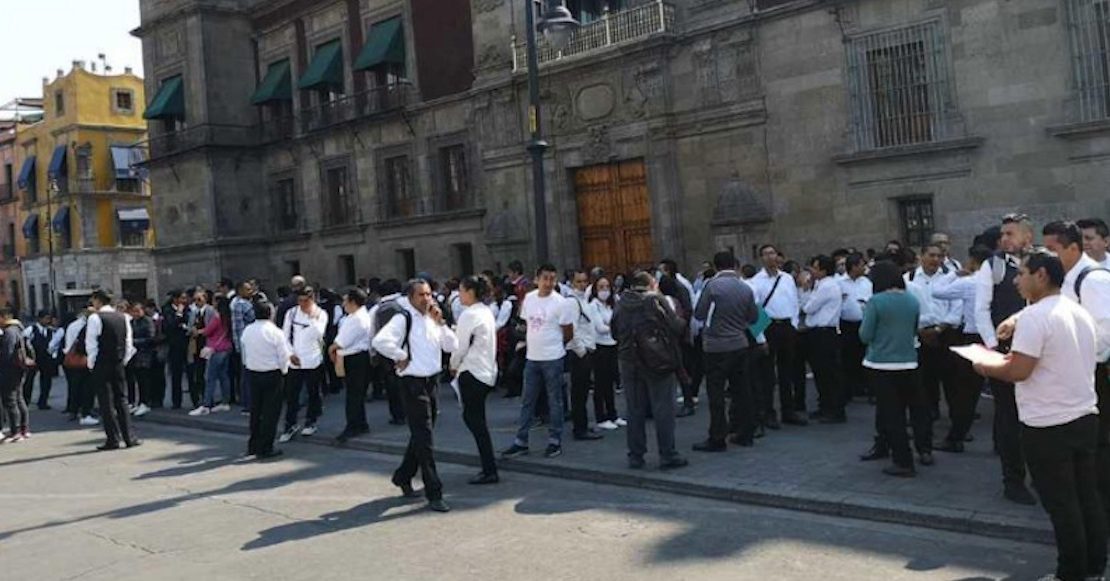 Meseros protestan en Palacio Nacional para exigir apoyo ante contingencia