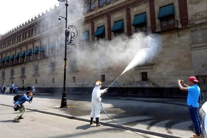 Sanitizan Reforma y Palacio Nacional para evitar contagios de Covid-19