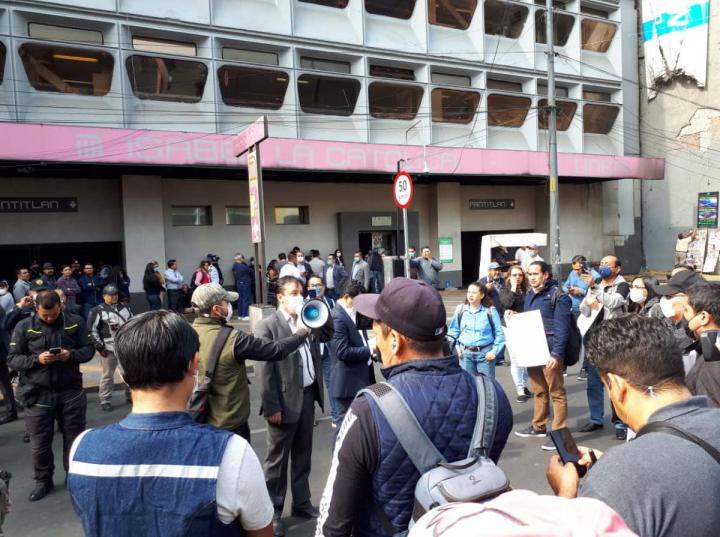 Trabajadores del Metro bloquean Izazaga; denuncia despidos injustificados