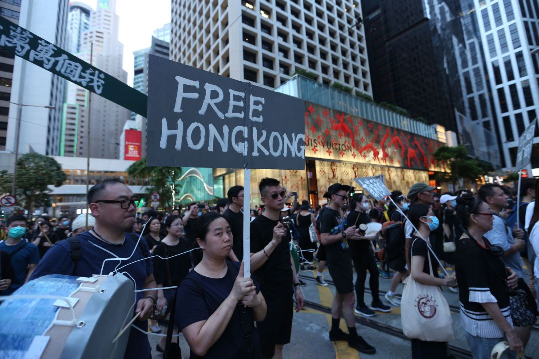 Disturbios en Hong Kong tras debate de ley que prohíbe criticar el himno