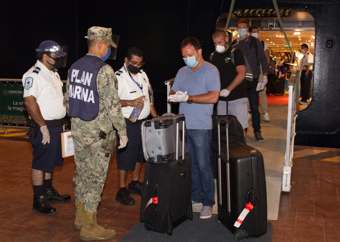 717 pasajeros de una tripulación regresan a sus países desde Puerto Vallarta