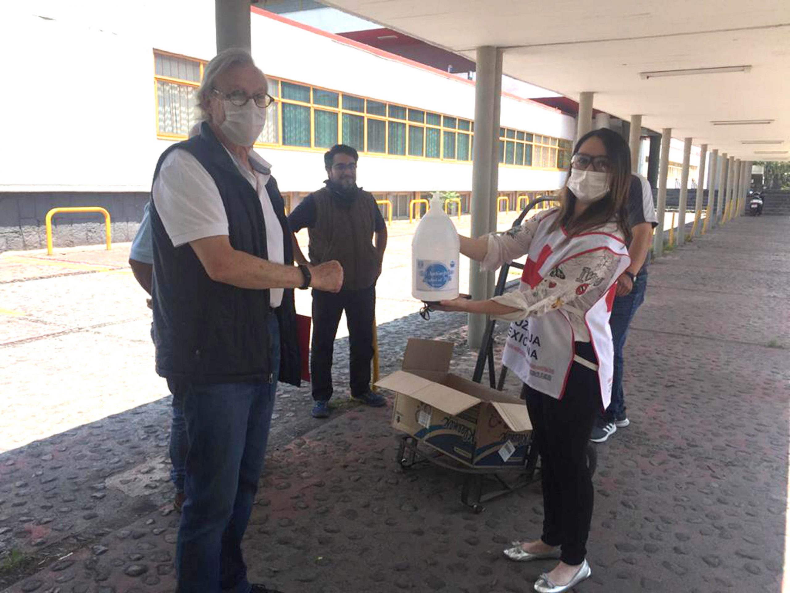 UNAM dona 100 galones de gel antiséptico a la Cruz Roja Mexicana