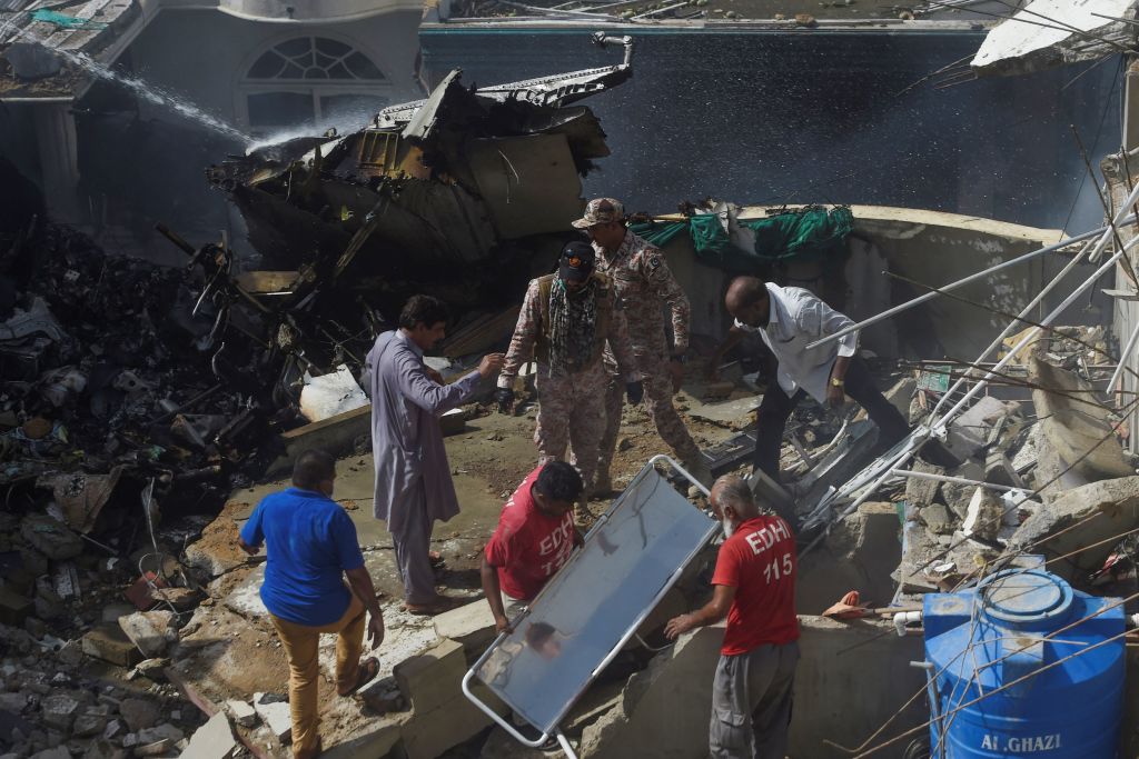 Un avión, con más de 100 personas a bordo, se estrella en Pakistán