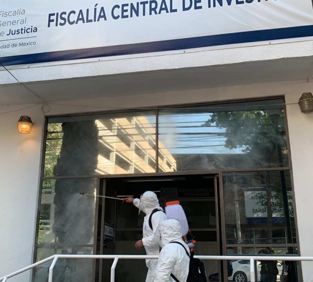 Sanitizan inmediaciones de la Fiscalía capitalina