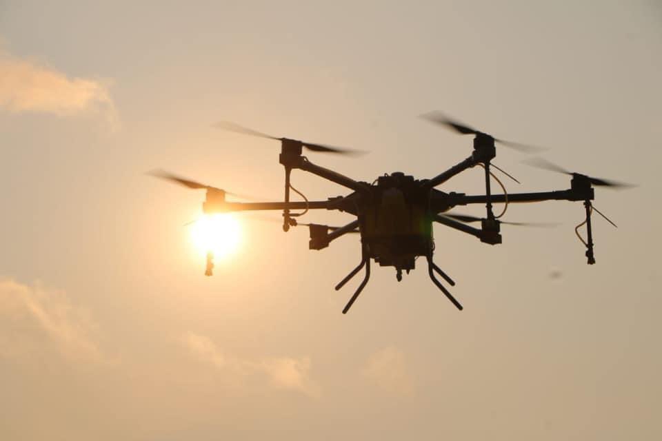 Con dron, sanitizan calles de la alcaldía Miguel Hidalgo