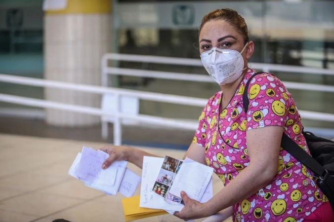 #LadyCartas, la enfermera del IMSS que da mensajes a pacientes con Covid-19