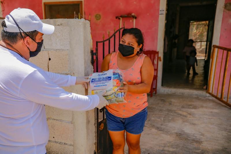 Continúa la entrega de apoyos alimentarios en hogares yucatecos
