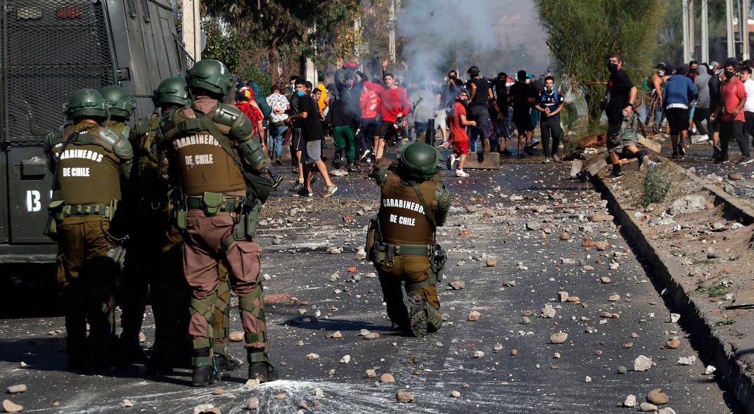 En medio de protestas, Chile entrega despensas