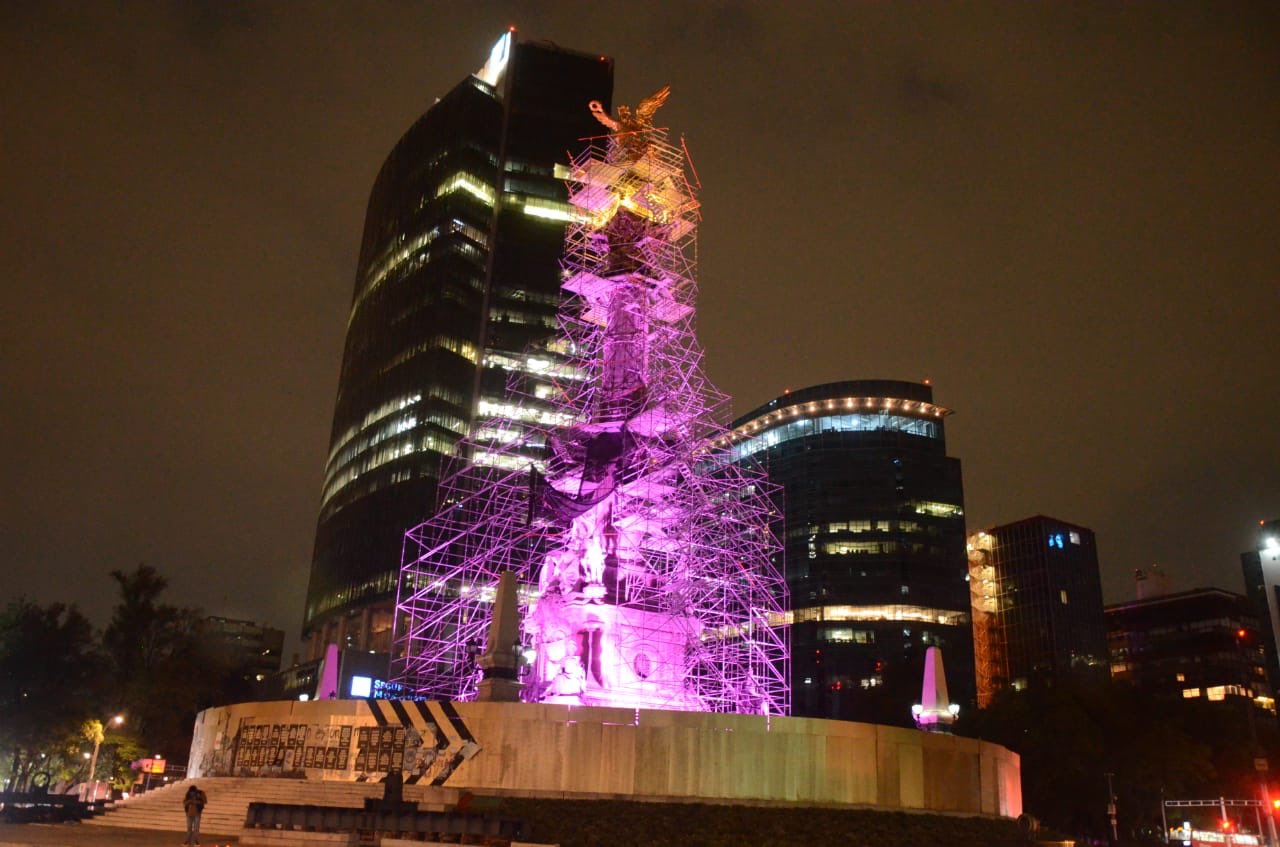 Edificios y monumentos de CDMX se iluminan con bandera del arcoiris