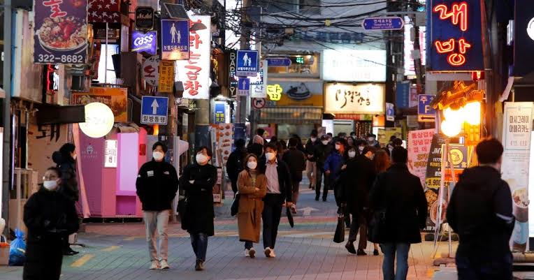 Corea del Sur vuelve a cerrar bares y clubes tras repunte en contagios de COVID-19