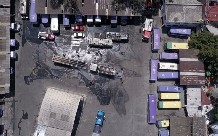 Sofocan incendio en depósito de camiones en Tlalpan