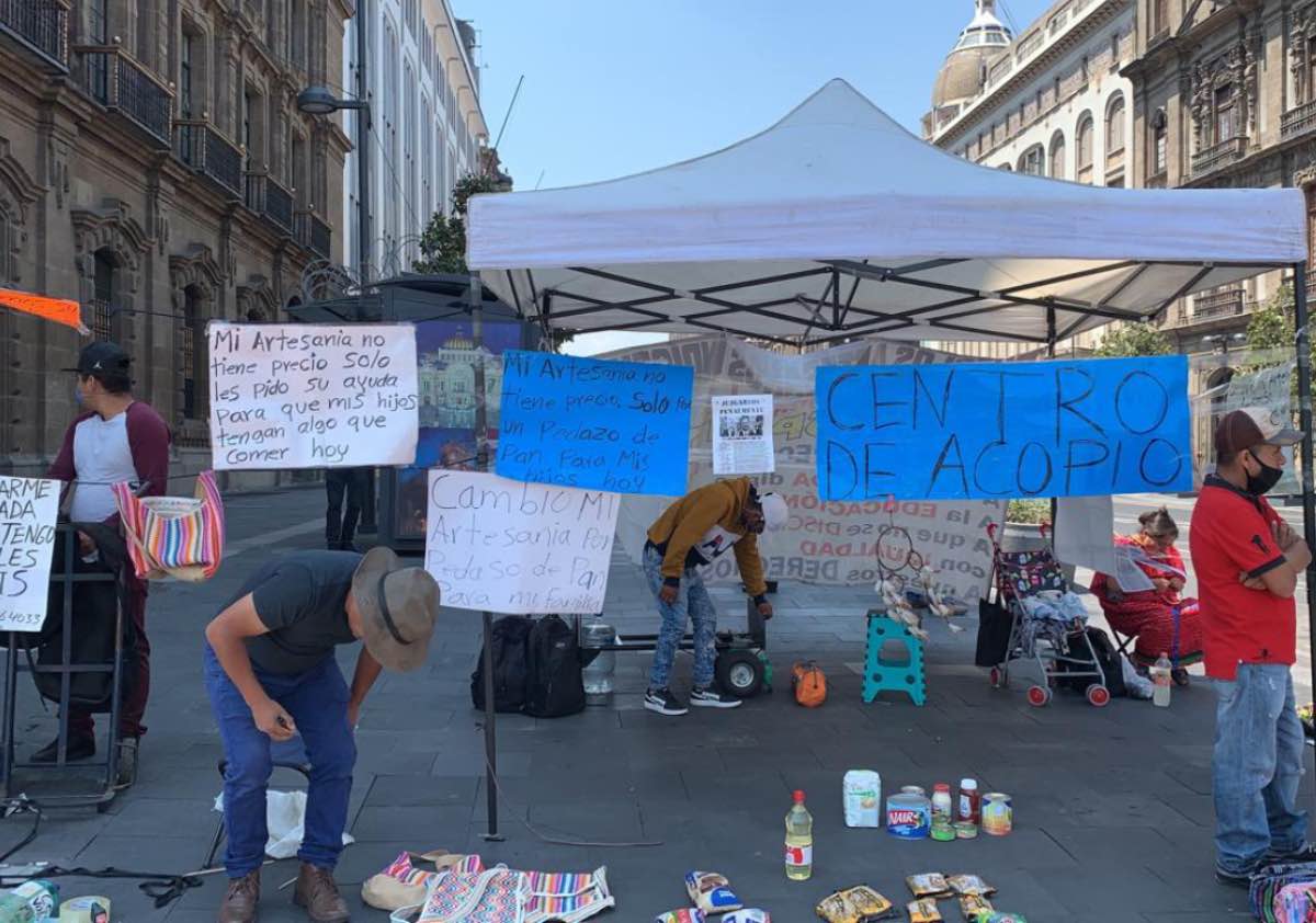 Artesanos intercambian sus productos por despensa en el Zócalo