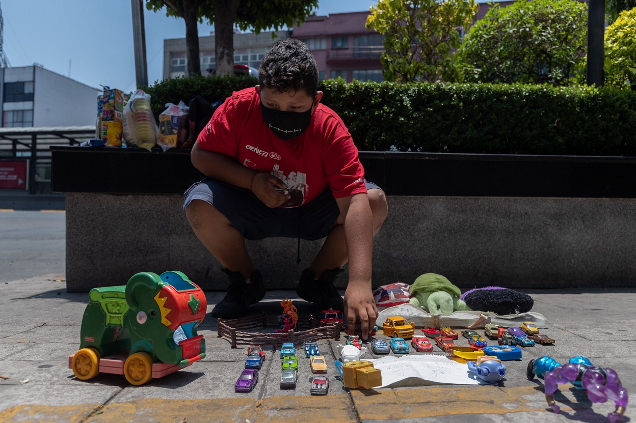 Luis Ángel, el niño que cambia sus juguetes por comida