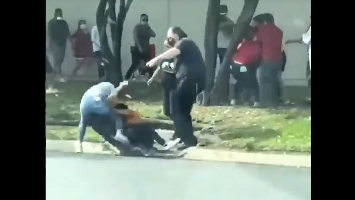VIDEO: Mujeres pelean a golpes por un lugar para entrar a tienda departamental