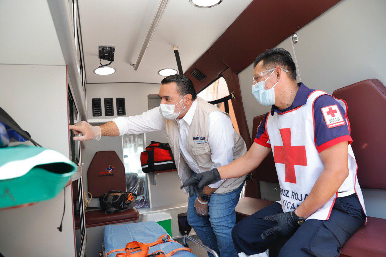 Renán Barrera entrega donativo a Cruz Roja Mexicana