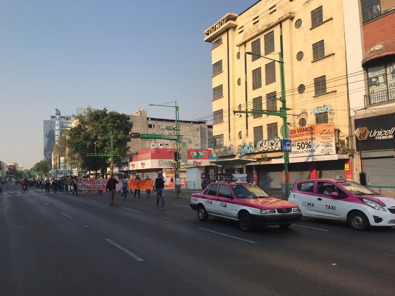 Taxistas marchan en la CDMX; exigen apoyos económicos