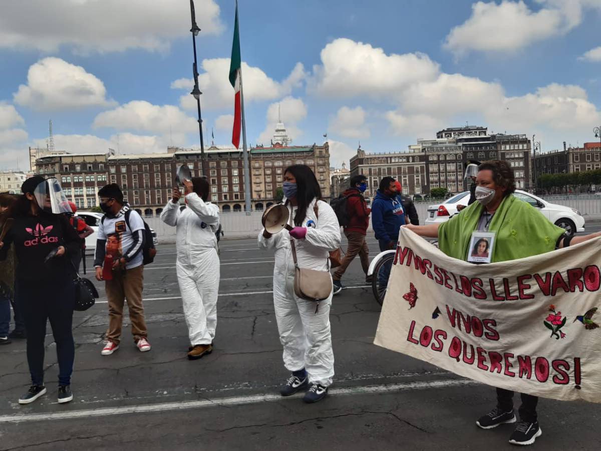 Familiares de desaparecidos protestan en Palacio Nacional; exigen no recortar presupuesto a búsqueda de personas