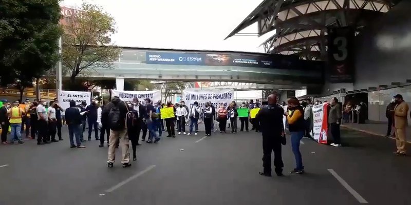 Sindicalizados bloquean Terminal 1 del AICM; exigen pago de utilidades