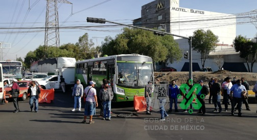 Microbuseros bloquean Ermita Iztapalapa en rechazo al Trolebús elevado