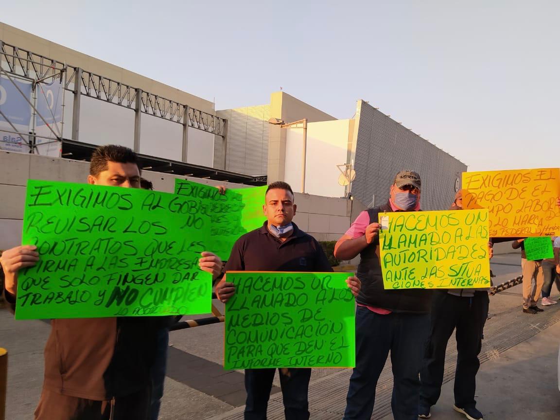 Camilleros denuncian despidos en Unidad Covid-19 del Centro Citibanamex