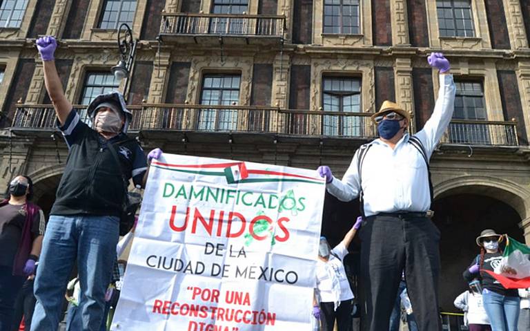 Damnificados de 19-S protestan en el Zócalo capitalino