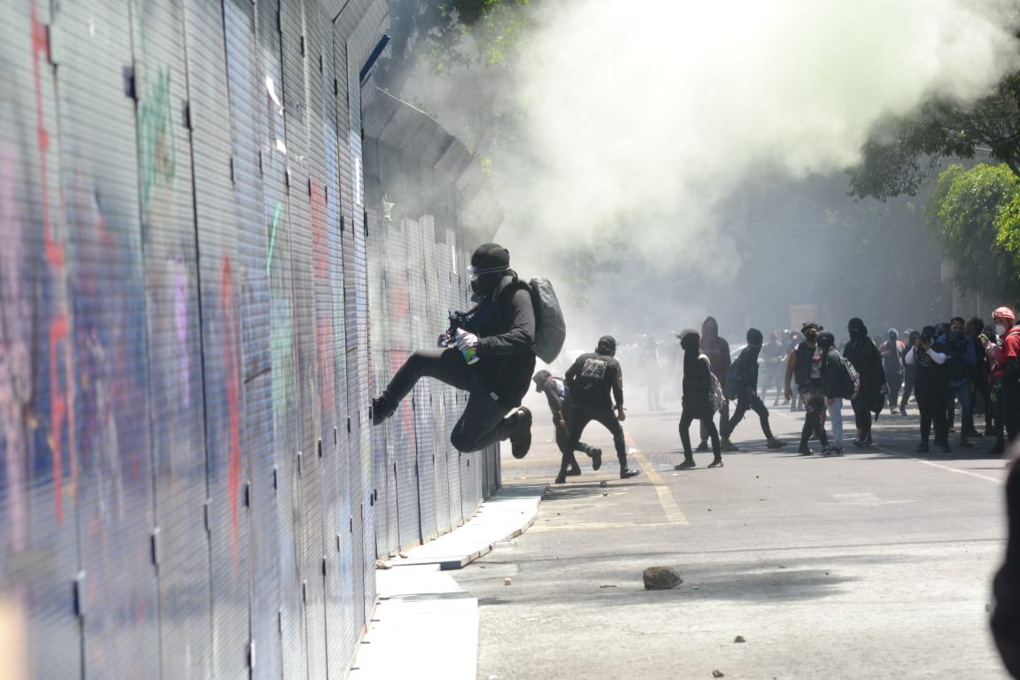 Encapuchados vandalizan negocios durante protesta en CDMX