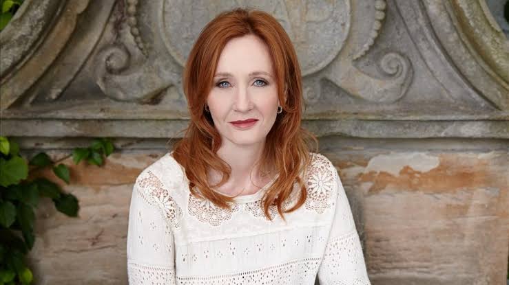 Escritores abandonan agencia literaria de J.K. Rowling tras sus comentarios sobre identidad de género