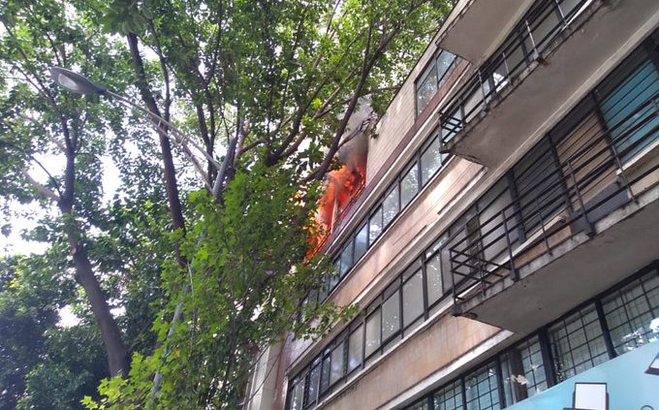 Bomberos sofocan incendio en edificio de la colonia Roma