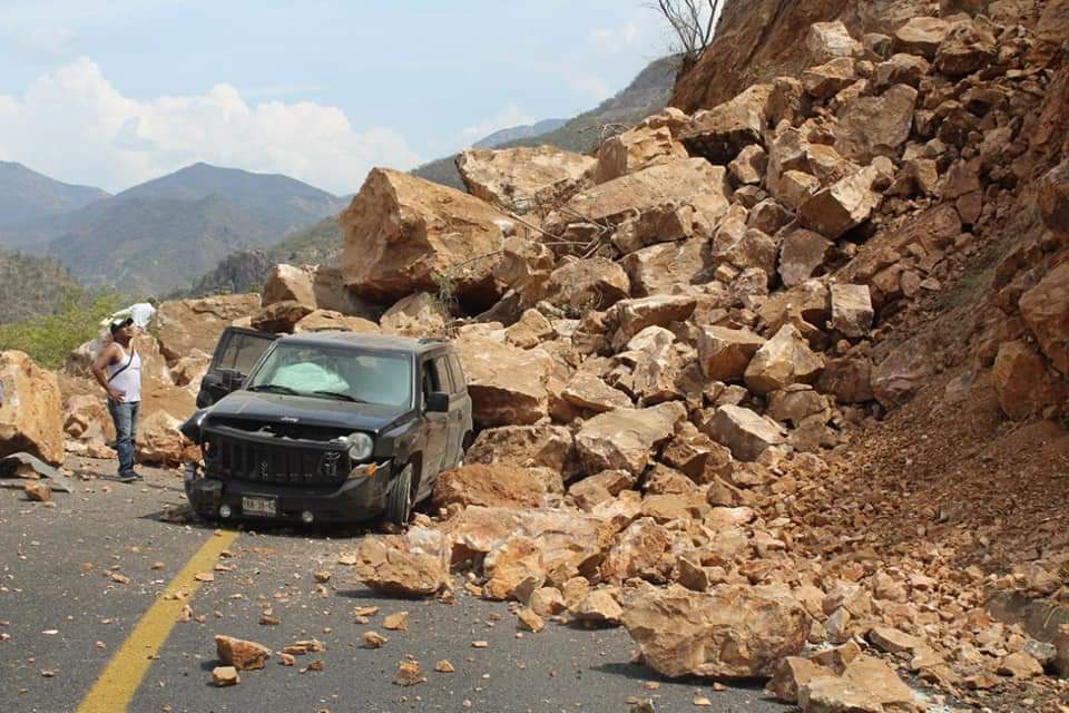 Cierran carreteras de Oaxaca por derrumbes y deslaves tras sismo