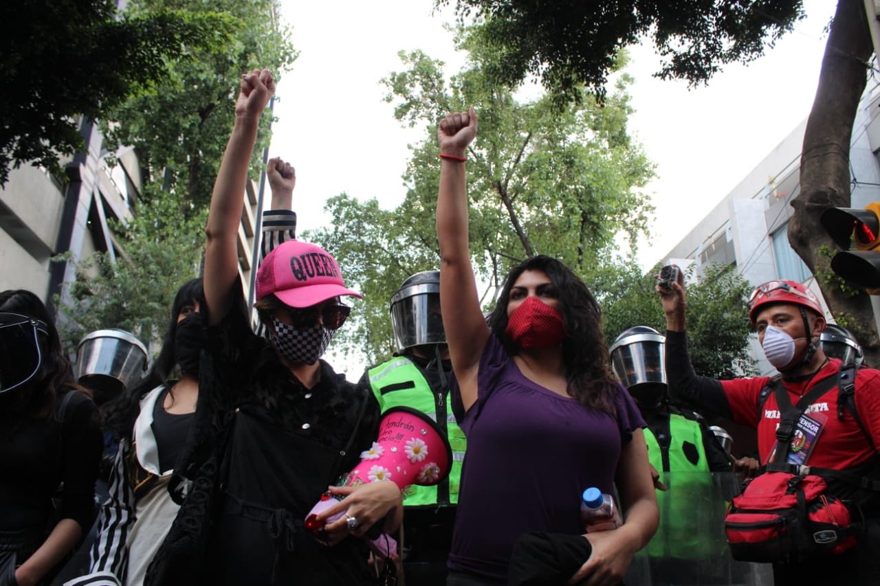 Mujeres protestan por agresión de policías a Melanie