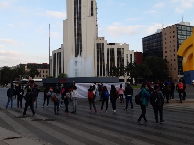 Maestros de la CNTE marchan al Zócalo capitalino
