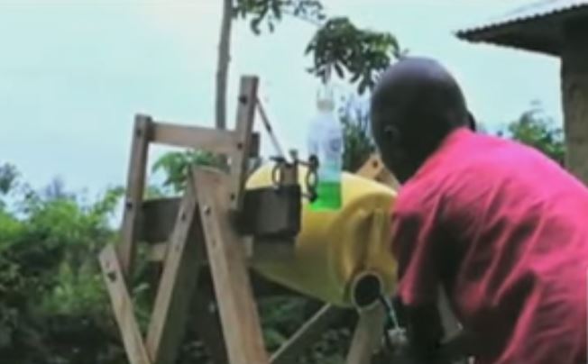 niño en Kenia inventa máquina para lavarse las manos