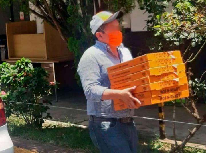 Dan pizzas a policías de la CDMX en reconocimiento a su labor