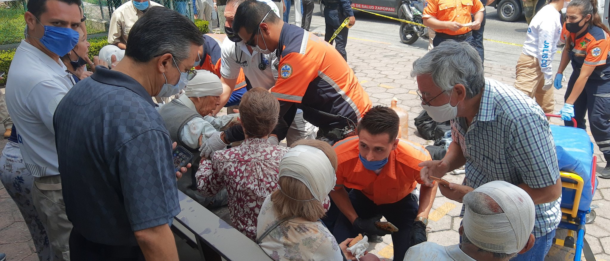 Reportan 11 personas heridas por desplome de techo en parroquia de Zapopan