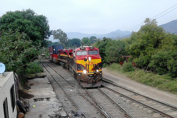 Vinculan a proceso a siete estudiantes normalistas en Michoacán por bloquear vías del tren