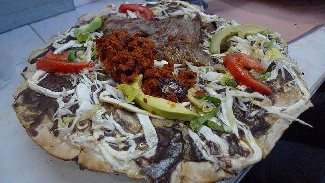 De Oaxaca para el mundo: La tlayuda, el mejor alimento callejero de Latinoamérica