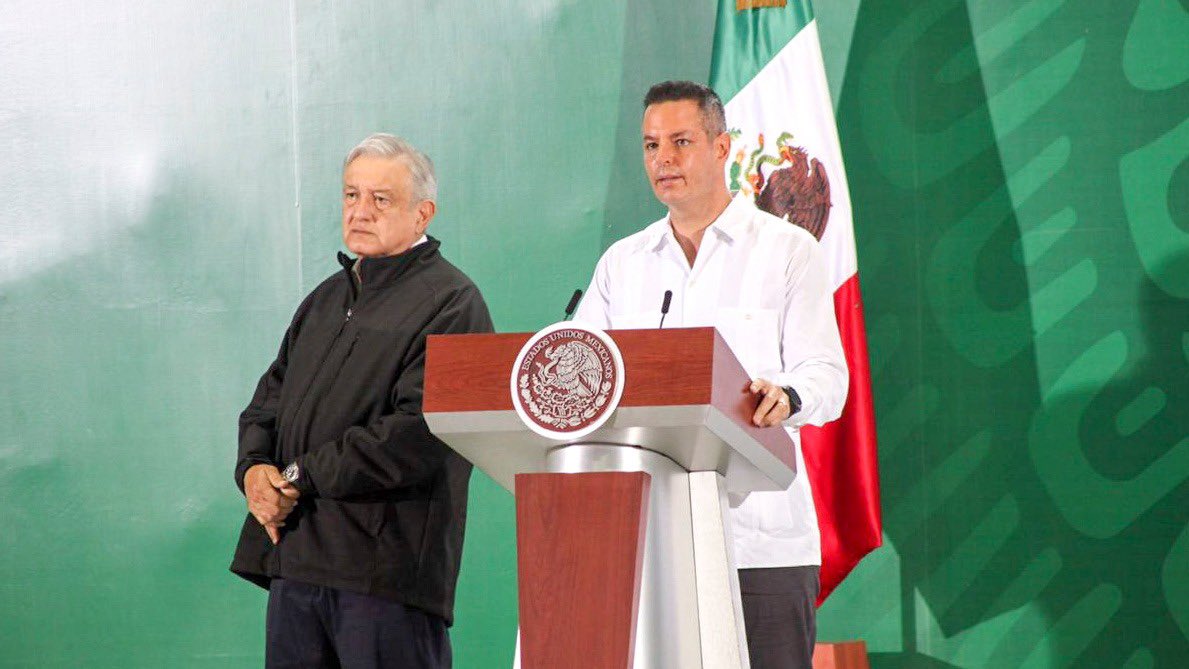 Alejandro Murat recibe a AMLO en su llegada a Oaxaca