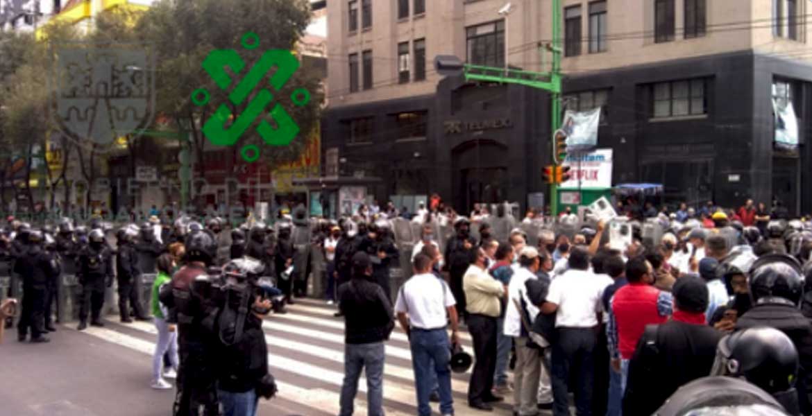 Taxistas bloquean Eje Central para exigir apoyo ante Covid-19
