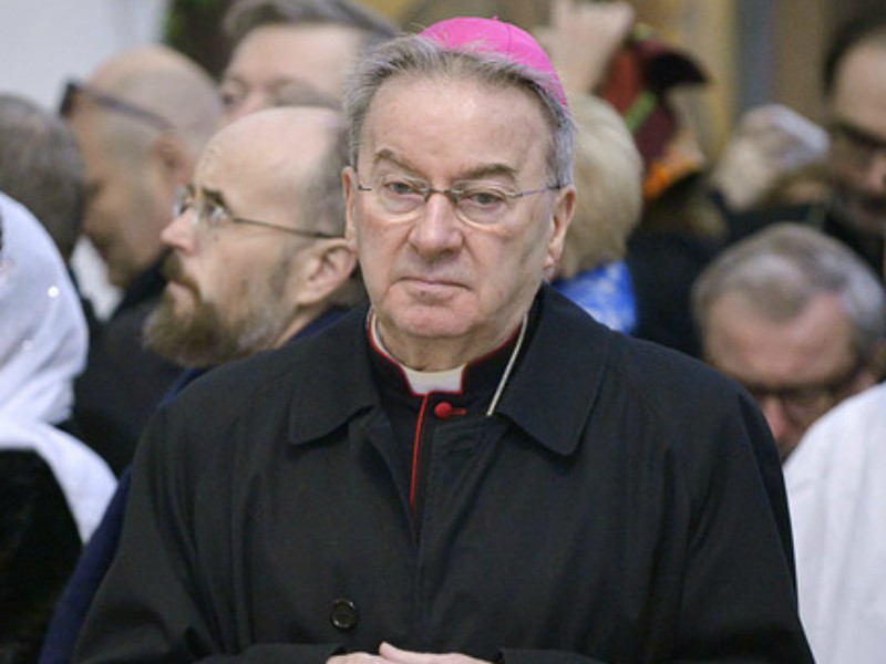 Exnuncio del Vaticano el Francia enfrentará juicio por agresión sexual