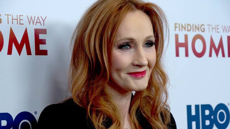 J.K. Rowling vuelve a la polémica tras hablar sobre terapias hormonales y salud mental