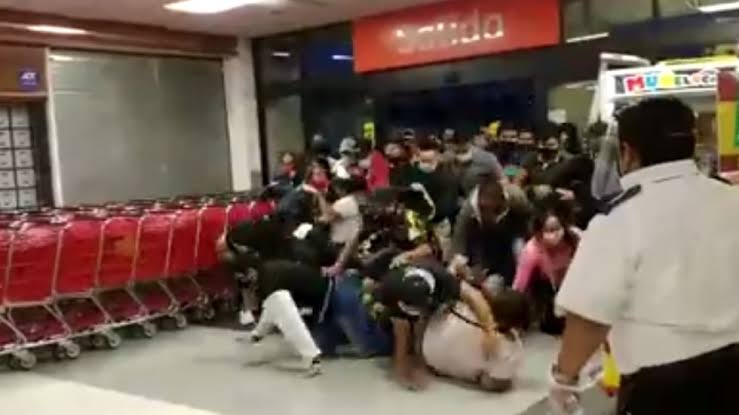 Estampida humana en Chilpancingo provoca cierre de tienda Soriana