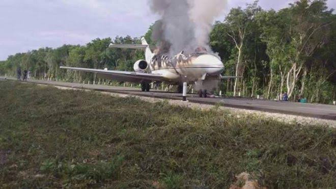 Avioneta se desploma e incendia en carretera de Quintana Roo