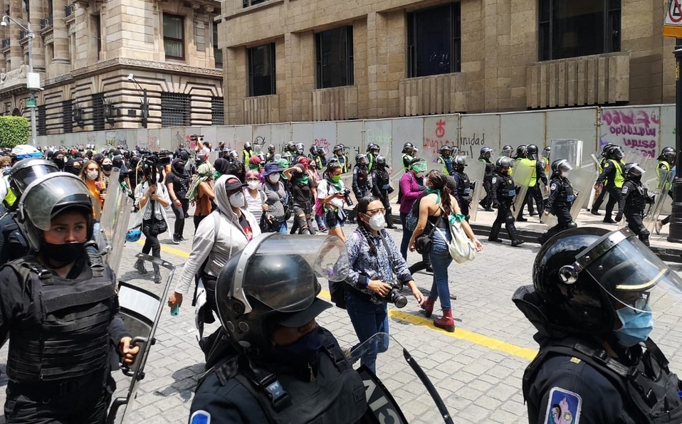 Mujeres marchan en la CDMX a favor de la despenalización del aborto