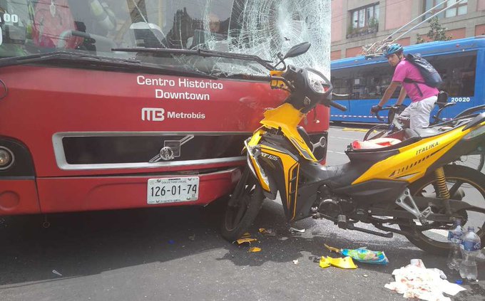 Metrobús choca contra motociclista en Eje Central; hay varios lesionados