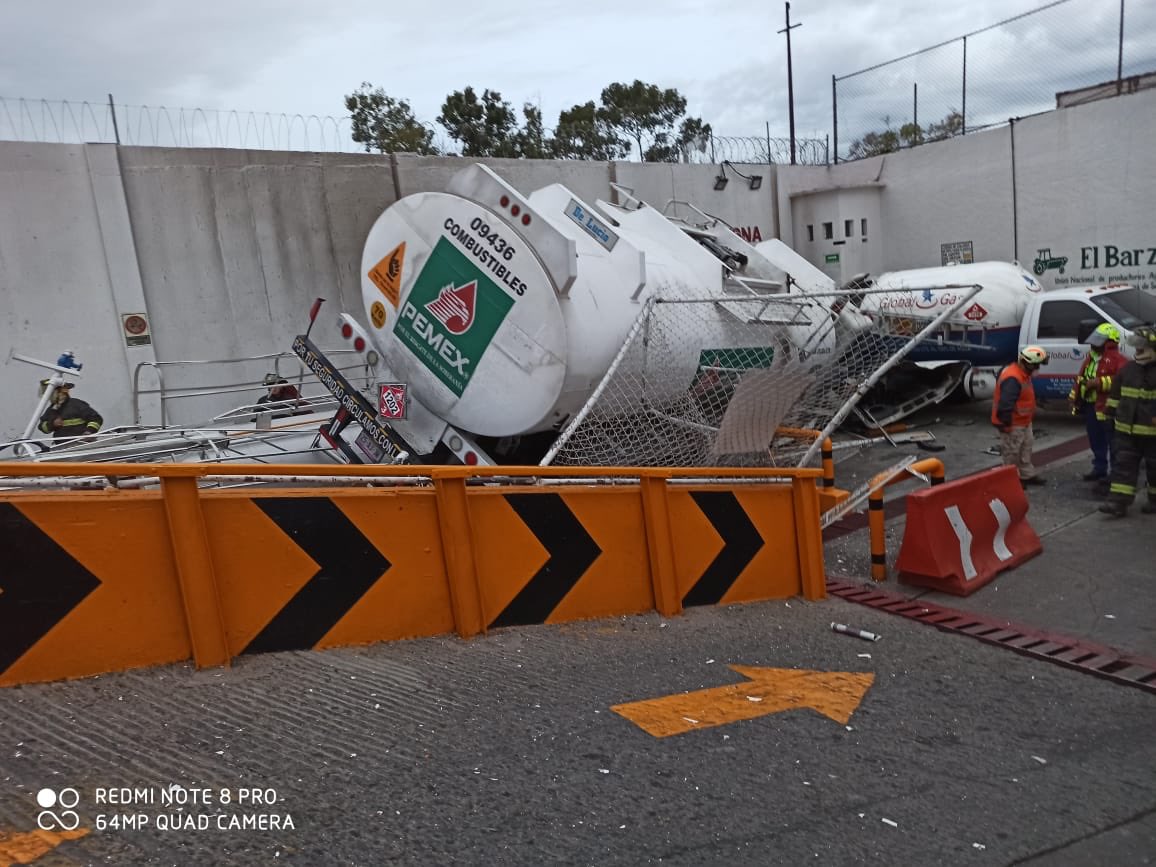 Retiran pipa de Pemex que chocó en gasolinera de la Álvaro Obregón