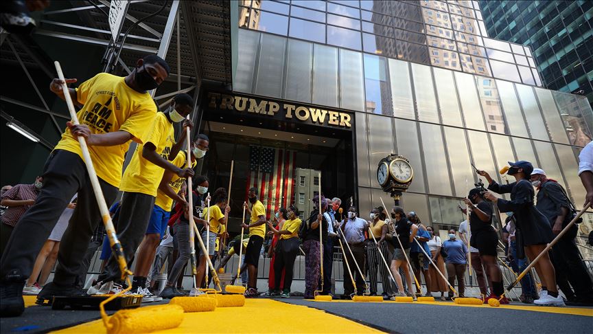 Pintan consigna “Black lives matter” frente a Torre Trump