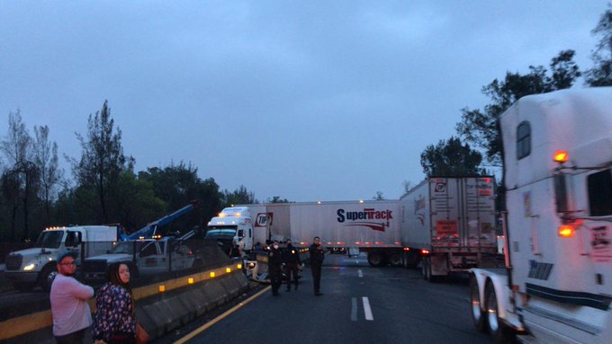 Cierra carretera México-Querétaro por accidente de tráiler