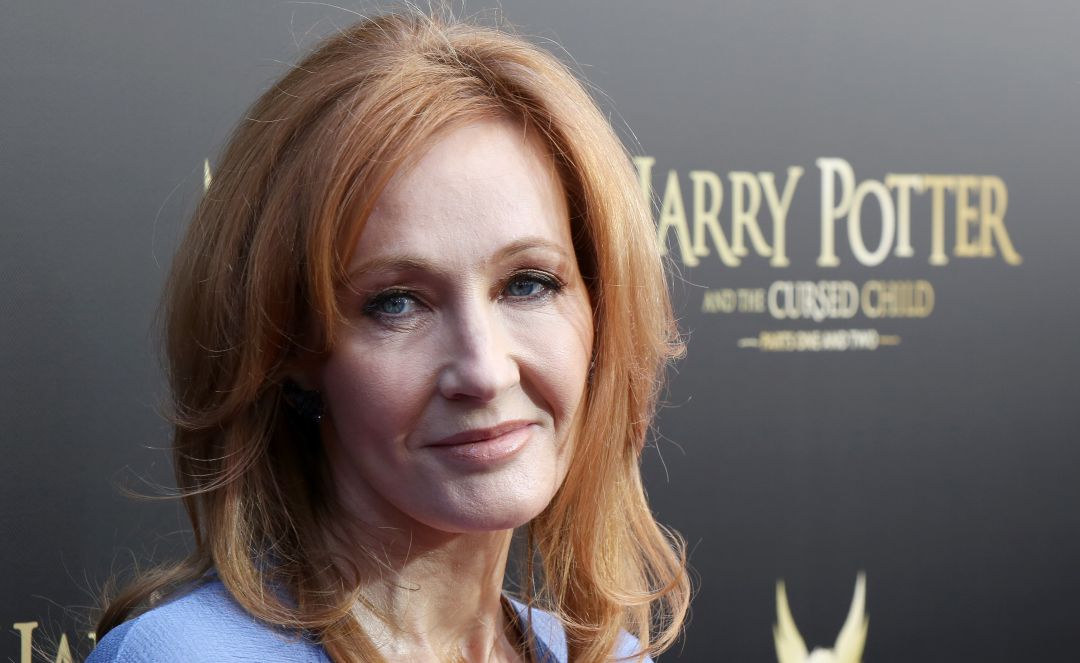 J. K. Rowling devuelve premio luego de ser acusada de transfobia