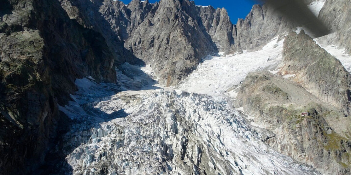 Fragmento de glaciar de Mont Blanc amenaza con desprenderse en Italia